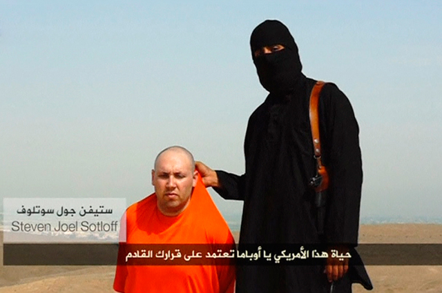 В конце видеоролика в кадре появляется еще один заложник в оранжевой одежде, также гражданин США. Террорист называет его имя Стивен Сотлофф