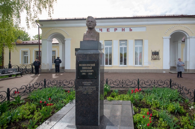 Памятник Николаю Вознесенскому в Черни.
