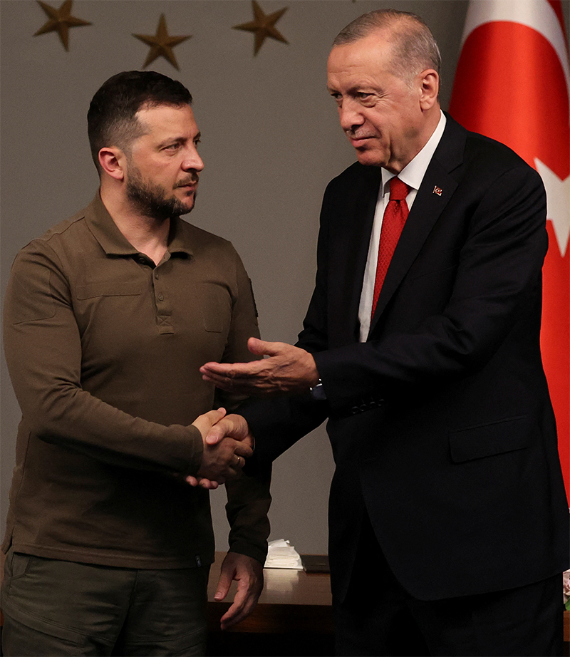 Президент Турции  Эрдоган и президент Украины Владимир Зеленский обмениваются рукопожатием во время пресс-конференции в Стамбуле, Турция, 8 июля 2023 г. 