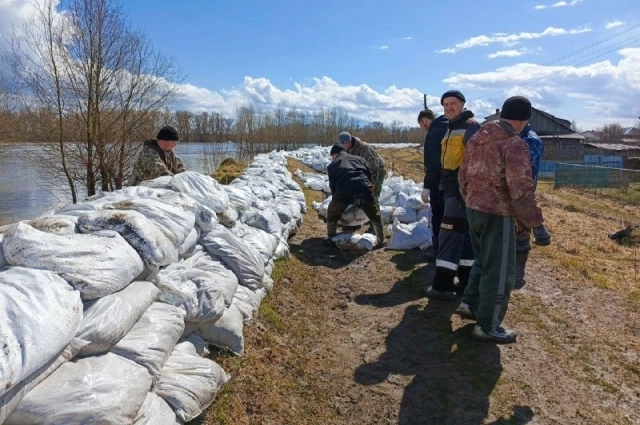 В трёх районах Омской области - Тарском, Тевризском и Усть-Ишимском, оказавшихся в зоне весеннего паводка, c 12 мая объявлен режим ЧС.