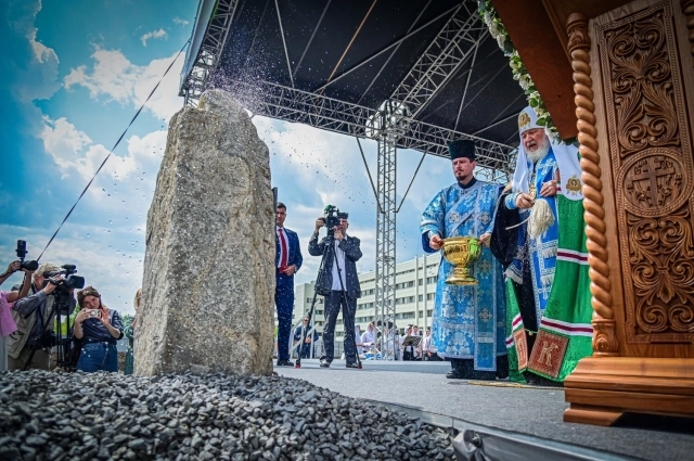 Первым делом Патриарх освятил будущий собор.