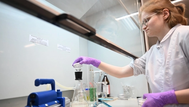 Лаборант-исследователь центра Алена Абраменко