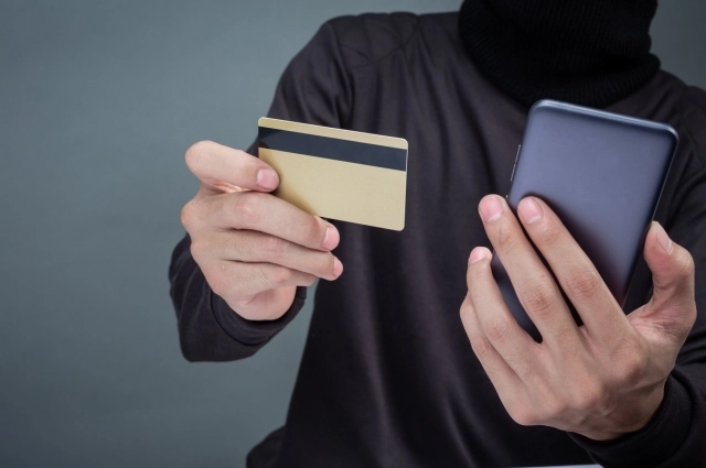 Лучше не делать предоплату товаров, а рассчитываться в пункте выдачи.