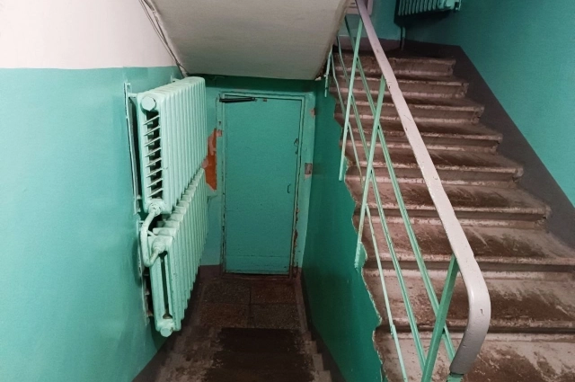 Подъезд дома, где прописан десятилетний Денис.