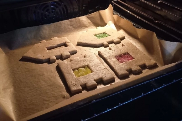 Расплавившись в духовке, разноцветные леденцы станут крас