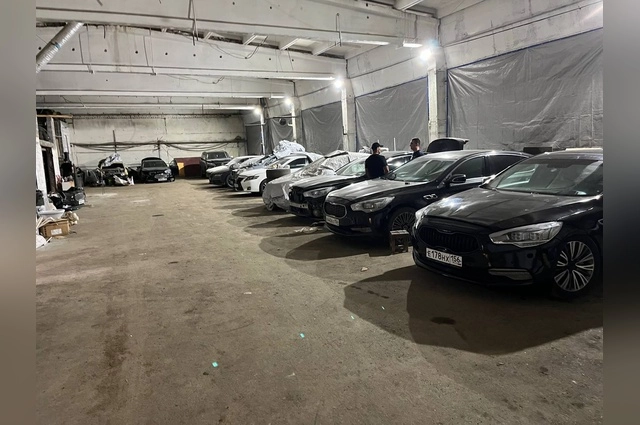 В гараже обвиняемых находились и другие автомобили.