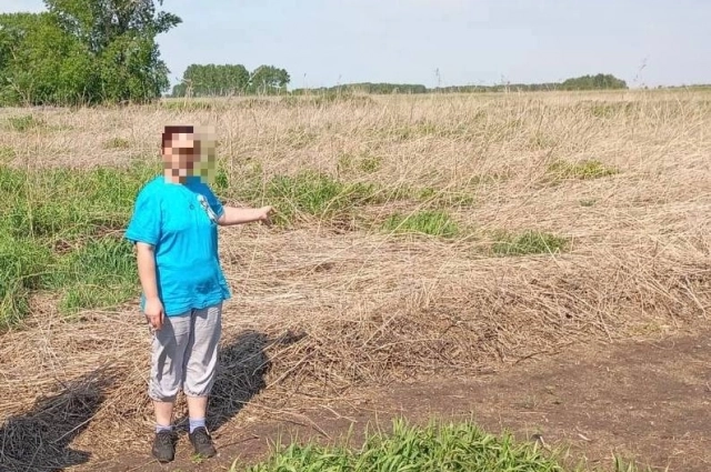 Осуждённая во время следствия показывает место сбора урожая конопли.