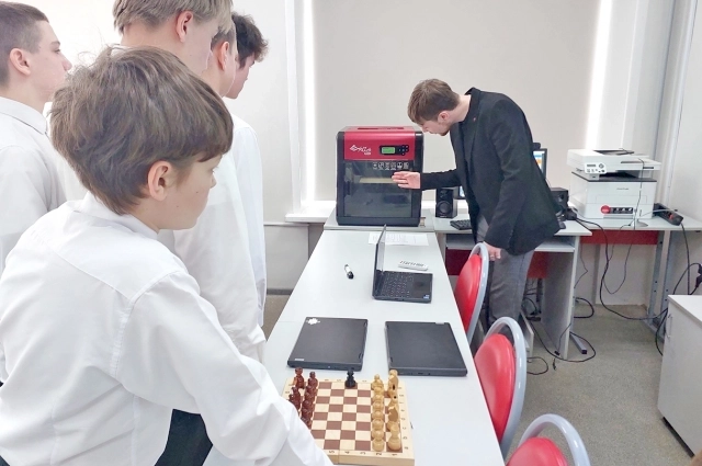 На уроках технологии в школе № 10 Сердобска ребята учатся пользоваться 3D-принтером.