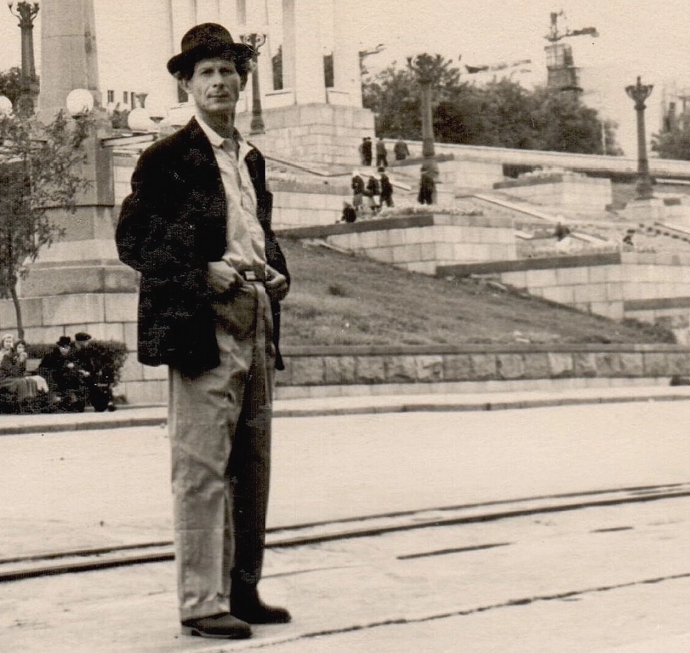 Виктор Лосев на набережной, 1956 год.
