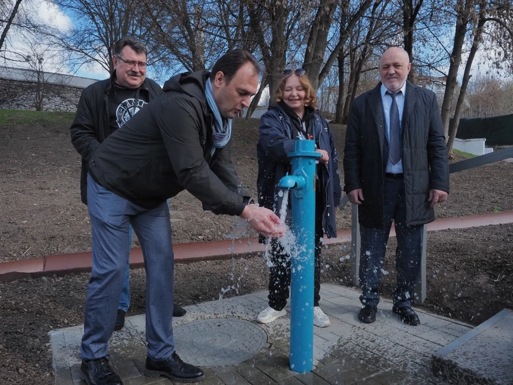Алексей Урусов попробовал вкус воды из колонки Ирины Муравьёвой.