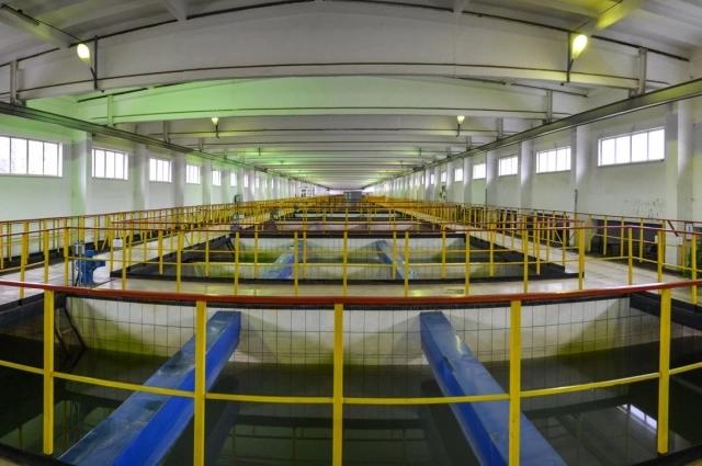 Грязная речная вода заходит в смеситель.