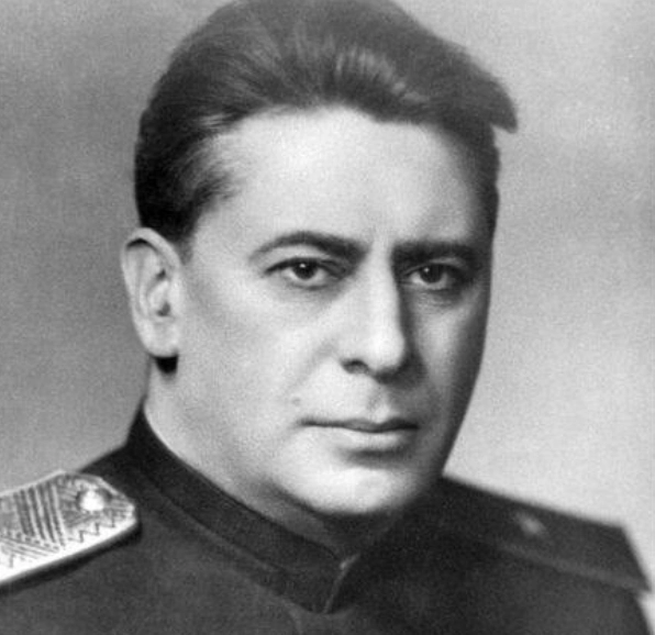 Александр Комаровский.