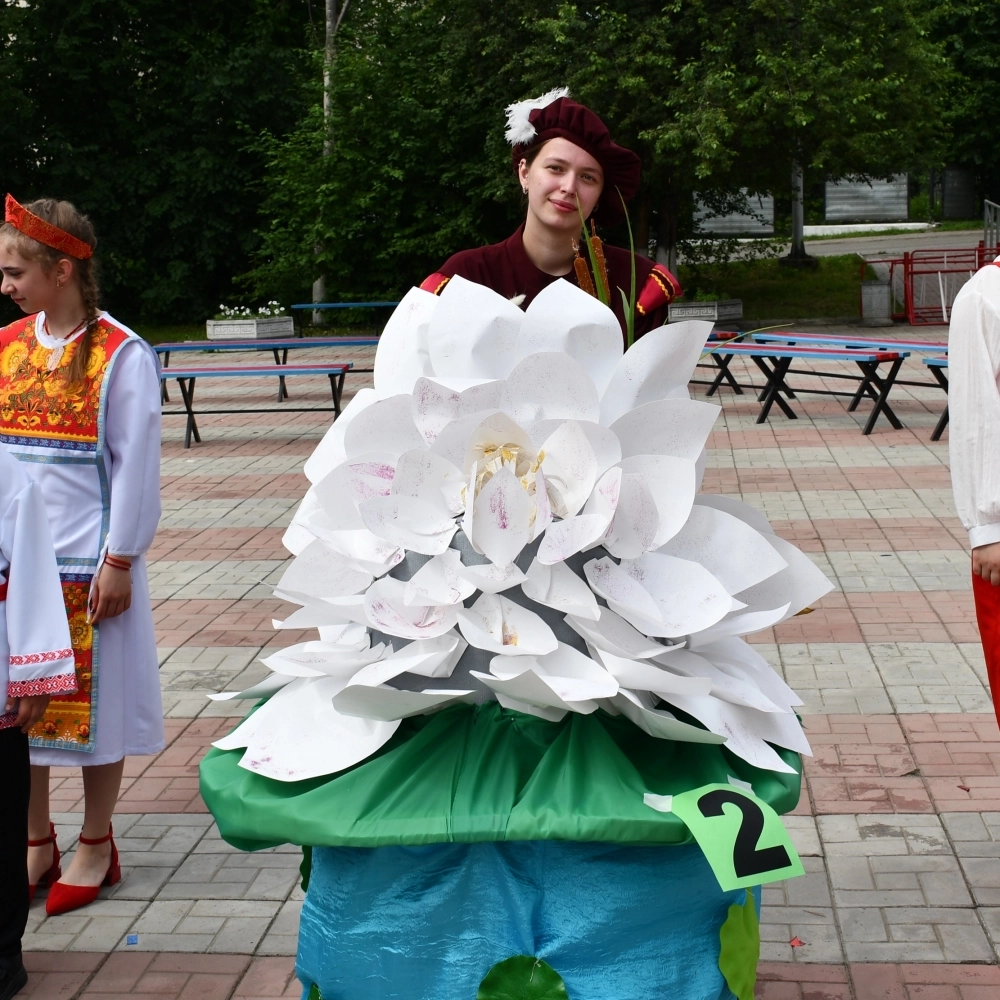 15 семей превратили летний день в сказку, пройдя красочным парадом по городу.