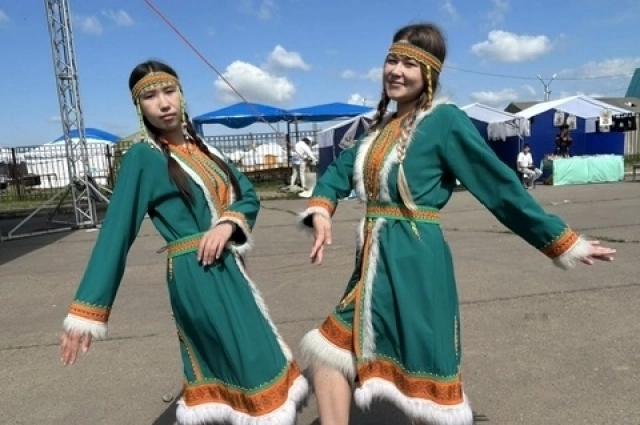 Эвенкийские танцы сменялись русскими хороводами