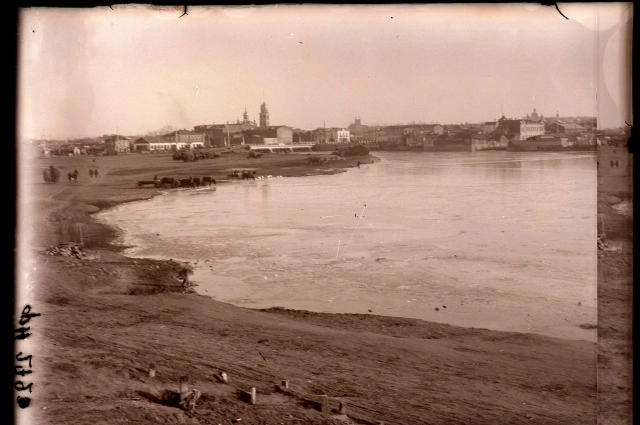 Сенная площадь во время разлива реки Миасс, 1925 год.