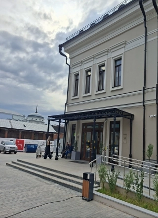 Если раньше во дворе была пристройка на пристройке, то сейчас возведен новострой, который соединяет разные помещения театра.