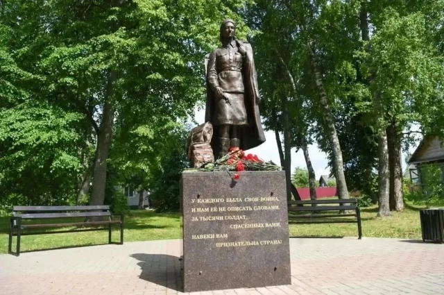 Памятник медицинской сестре в Осташкове.