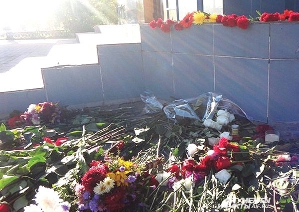 Стихийный мемориал на месте трагедии.
