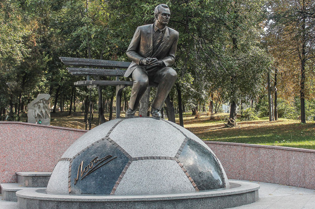 Памятник Валерию Лобановскому в Киеве.