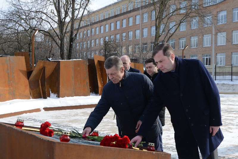 Дмитрий Козак возложил цветы к памятнику в новом мемориале на улице Ногина.