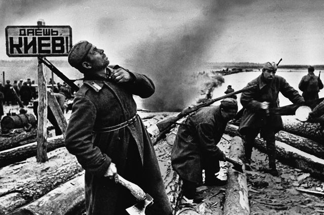 Советские солдаты готовят плоты и лодки к переправе через Днепр.