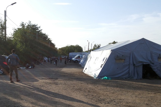 Палатки МЧС, в которых живут приезжие.