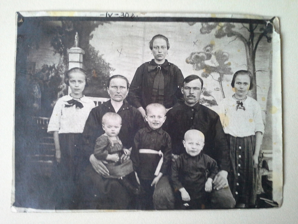 Семья Керданов в Тобольске, 1930-е. Тина - крайняя слева.