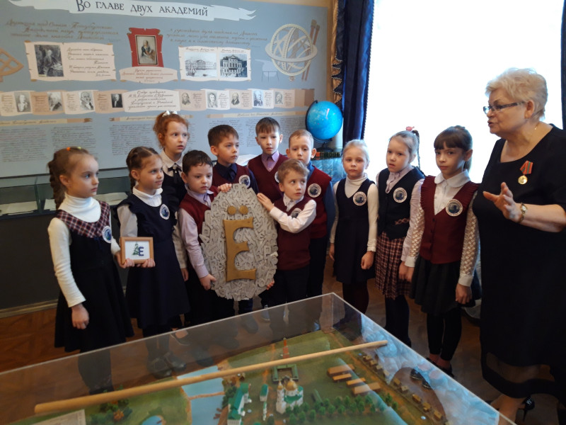 Школьная экскурсия в музее Екатерины Дашковой.