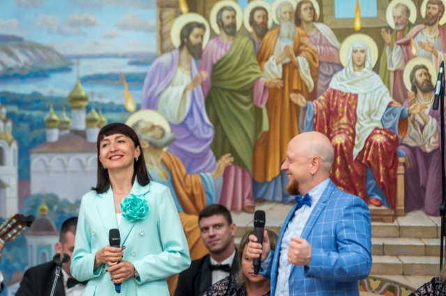 Солисты филармонии супруги Константин Кривцов и Оксана Меньшикова.