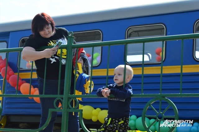 Особенно внимательно нужно следить за детьми на дорогах и рядом с транспортом. 