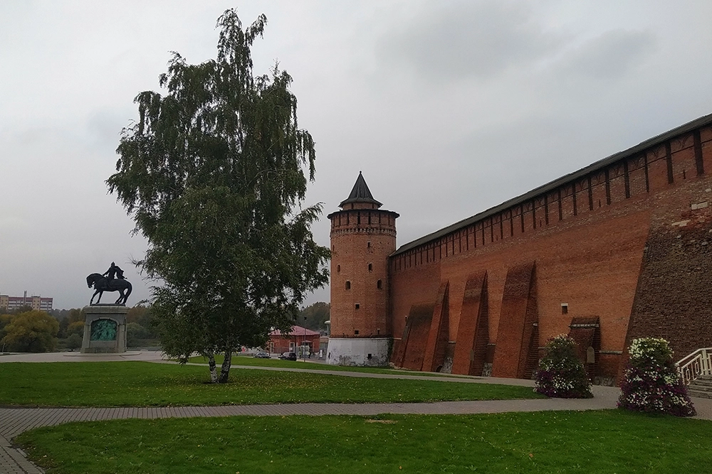 Памятник святому благоверному князю Дмитрию Донскому в Коломне, установленный возле стен Коломенского кремля.