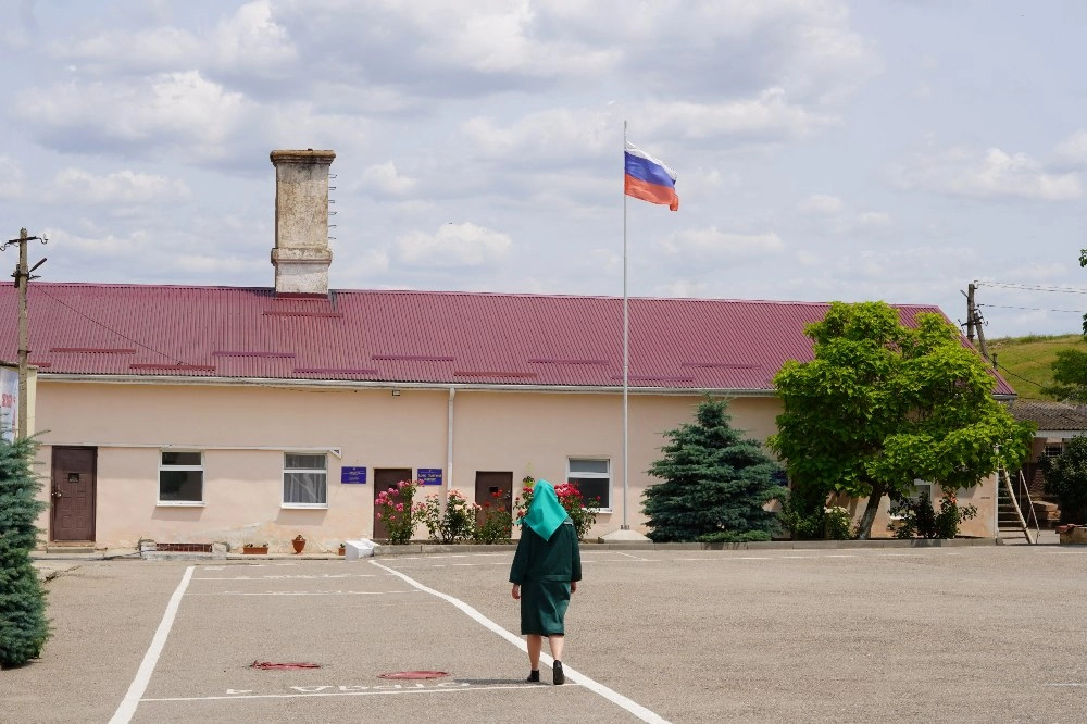 Заключённая хорошо понимает, что совершила преступление, и смиренно отбывает наказание в колонии Зеленокумска.