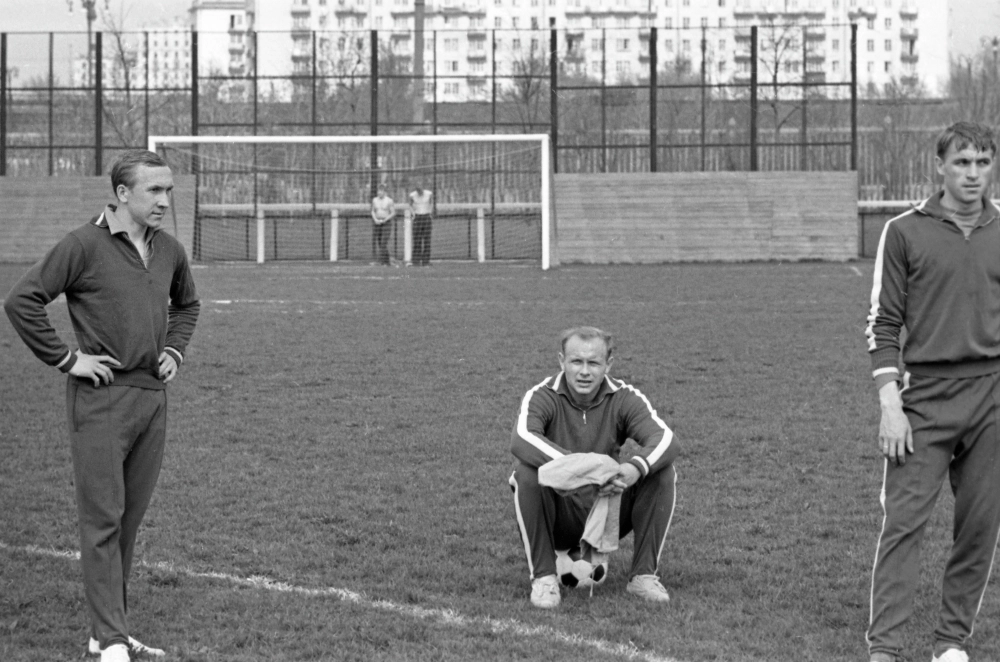 Член сборной команды СССР по футболу, нападающий Эдуард Стрельцов (в центре) во время тренировки.
