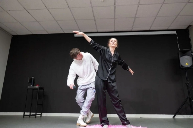 С потерей героине помогает справиться медведь.