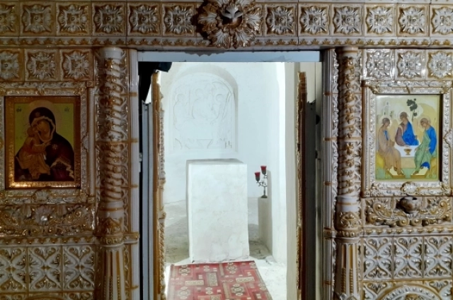 В подземном храме - уникальный керамический иконостас и меловые иконы.