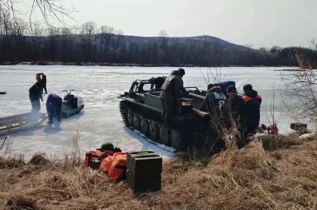 спасатели и военные заранее ослабили лед на Тумнине