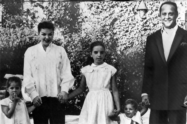 Джуди Гарленд со вторым мужем Сидни Лафтом и детьми - Лорой, Ларой и Джоуи 
