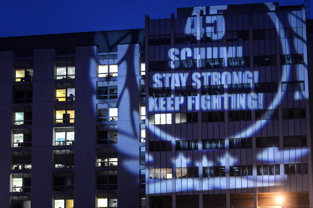  45 Шуми. Оставайся сильным! Продолжай Сражаться! слова поддержки поклонников Михаэля Шумахера прямо на стенах госпиталя в Гренобле