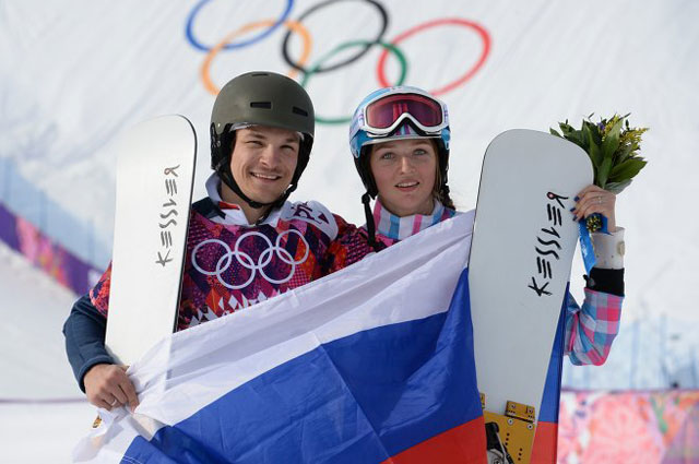 Вик Уайлд, завоевавший золотую медаль, и Алёна Заварзина, завоевавшая бронзовую медаль в параллельном гигантском слаломе на соревнованиях по сноуборду