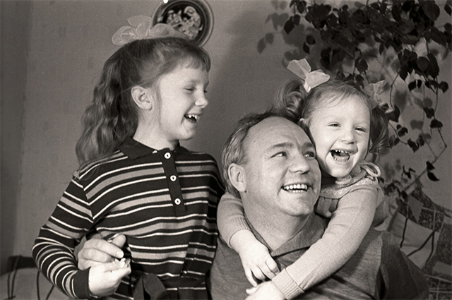 Николай Рыбников и его дочери.