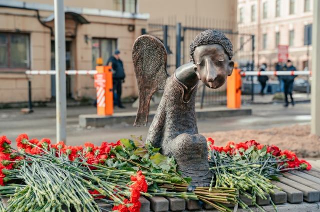 Памятник погибшим от ковида медикам на набережной Карповки.