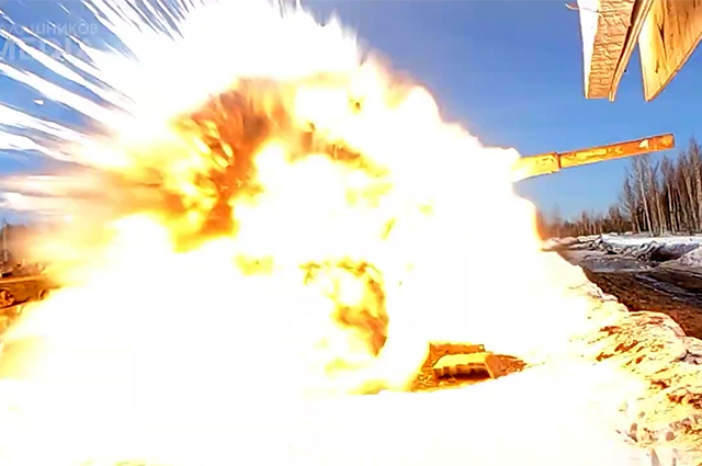 Танк, подорванный управляемой ракетой «Вихрь» во время испытаний на полигоне Минобороны России.