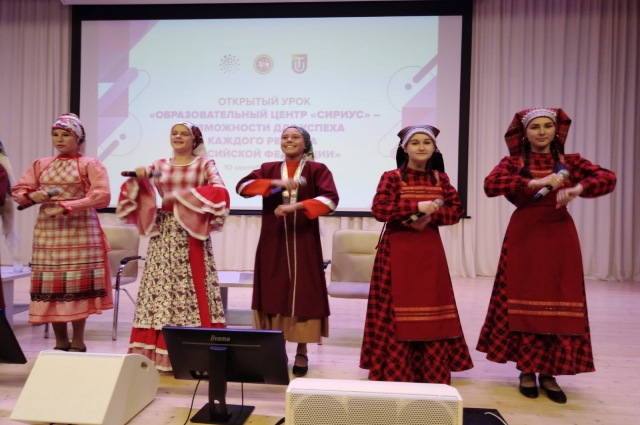Творческие натуры занимаются в театральных студиях на татарском и английском языках, в музыкальной школе. 