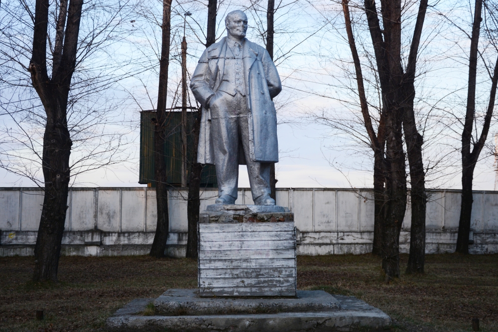 Ленин у входа на стадион в Иркутске II.