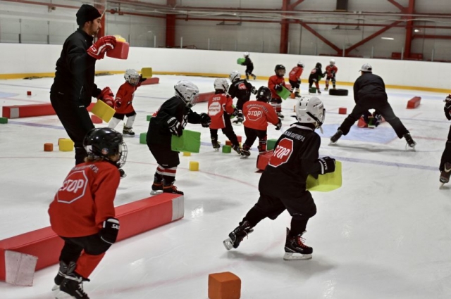 В хоккейном центре занимаются спортом сотни юных свердловчан.