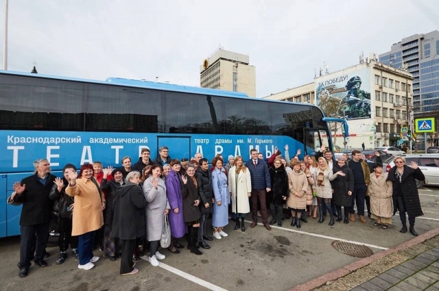 На новом автобусе труппа ездит в районы края со спектаклями.