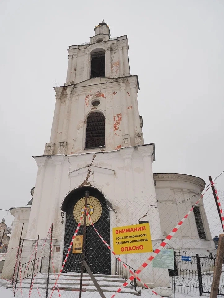 Колокола и крест сняли, движение на улице Смоленской перекрыли.