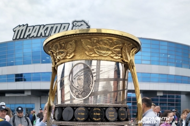 На кубке изображен первый космонавт.