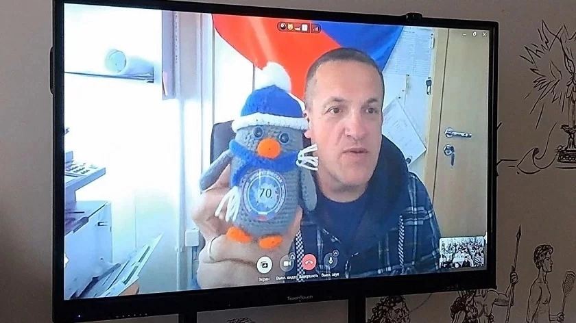 В прямом эфире полярник показал школьникам вязаного пингвинчика - полярники нередко увлекаются вязанием.