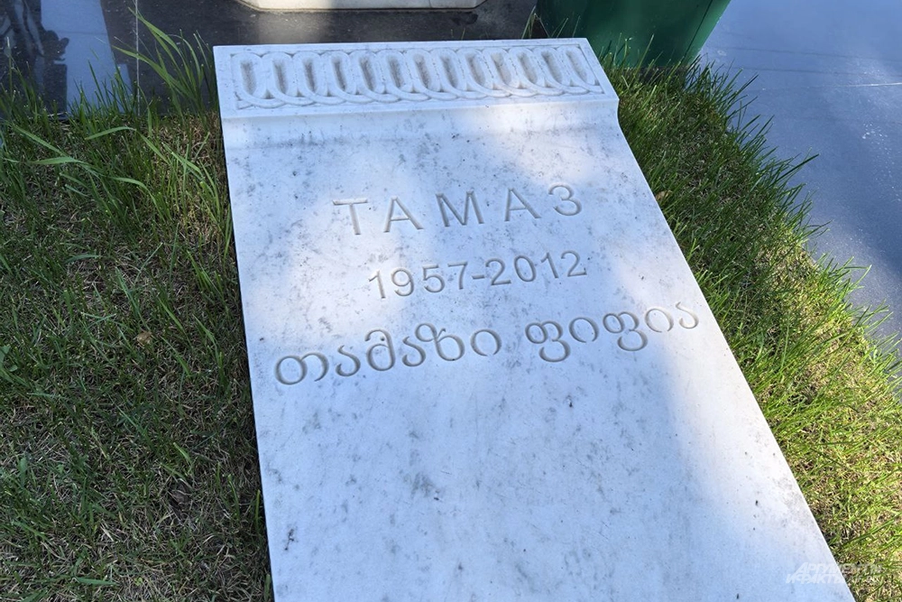 «Так и не вышла замуж». Кто навещает могилы бандитов на Хованском кладбище